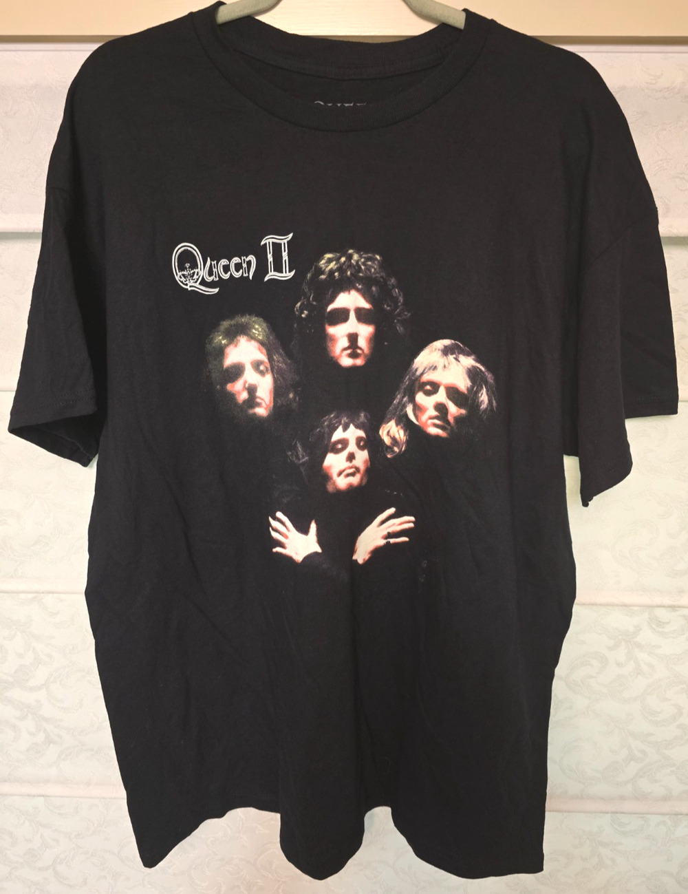 Queen II Album T Shirt Mens XL Black Band Tee Tracklist Graphic NWOT Slight Flaw